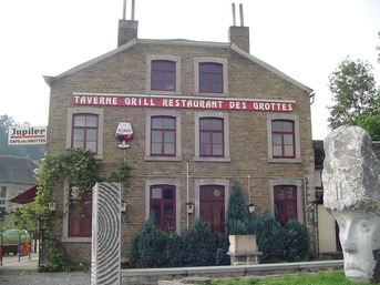 L'ancien Café des grottes, avant rénovation, en 2006