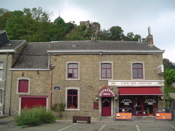 L'ancien Café des grottes, avant rénovation, en 2006 b
