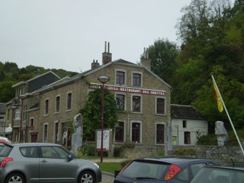 L'ancien Café des grottes, avant rénovation, en 2009