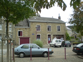 L'ancien Café des grottes, avant rénovation, en 2009 b