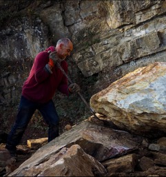 Le maître d'oeuvre, Paolo Gasparotto, sculpteur, à l'initiative du projet avec le professeur géologue Camille Ek.
En 2015, le projet est repris par l'asbl les découvertes de Comblain qui en assure désormais la maîtrise d'ouvrage via un financement de la Région wallonne obtenu dans le cadre d'une convention avec le Centre d'interprétation de la pierre de Sprimont.
Depuis 2020, l'asbl les découvertes de Comblain a renégocié une convention en directe avec le CIP.